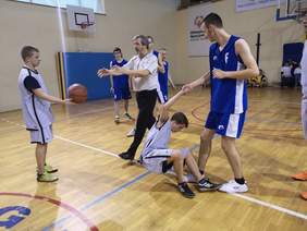 Pokaż zdjęcie: Pomocna dłoń zgodnie z zasadą fair play