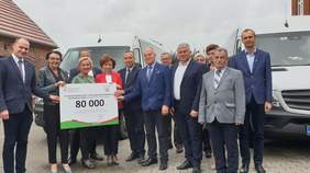 Pokaż zdjęcie: Przekazanie czeku na zakup mikrobusu dla powiatu rawickiego