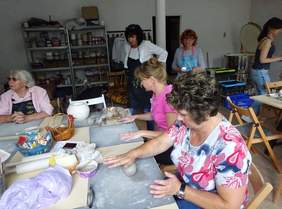 Pokaż zdjęcie: warsztaty ceramiczne w ramach projektu Zwiększenie samodzielności osób niepełnosprawnych