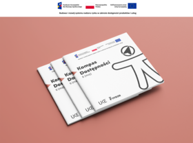 Grafika informacyjna dotycząca Kompasu Dostępności. U góry znajdują się logotypy programu Fundusze Europejskie dla Rozwoju Społecznego, Rzeczpospolitej Polskiej oraz Unii Europejskiej. Poniżej tekst: „Budowa i rozwój systemu nadzoru rynku w zakresie dostępności produktów i usług”. Na środku grafiki umieszczono trzy broszury, ułożone jedna na drugiej, prezentujące Kompas Dostępności.