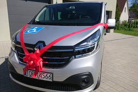 Pokaż zdjęcie: Samochód zakupiony przez Gminę Ożarów; źródło zdjęcia: Radio Kielce