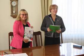 Pokaż zdjęcie: Małgorzata Małuch - Wójt Gminy Sękowa oraz Marta Mordarska, Dyrektor Małopolskiego Oddziału PFRON