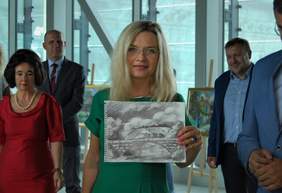 Pokaż zdjęcie: Poseł Malgorzata Wassermann z grafiką Stanisława Kmiecika