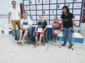 Pokaż zdjęcie: medaliści mistrzostw Polski w pływaniu