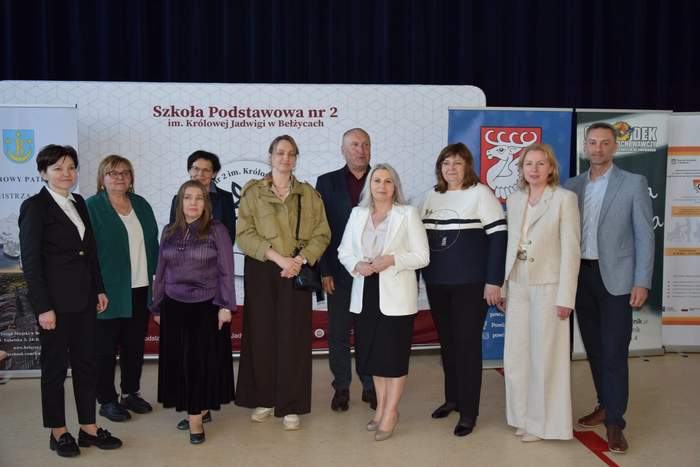 Pokaż zdjęcie: Grupowe zdjęcie 10 osób, w większości prelegentów.