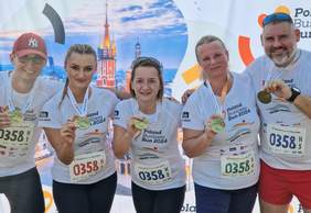 Pokaż zdjęcie: Pięciu pracowników Oddziału (2 mężczyzn, 3 kobiety) z uśmiechem na twarzy pokazują medale.