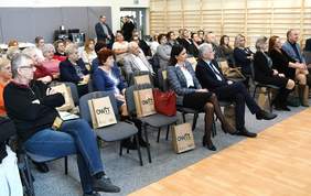 Pokaż zdjęcie: Zdjęcie uczestników konferencji siedzących na krzesełkach.