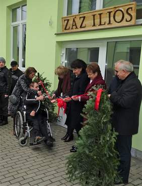 Pokaż zdjęcie: Symboliczne przecięcie wstęgi podczas otwarcia ZAZ-u w Gładyszowie