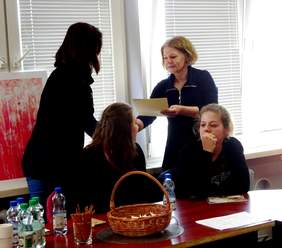 Dyrektor Kujawsko-Pomorskiego Oddziału PFRON - Aleksandra Gierej - wręcza jednej z uczestniczek zaświadczenie o udziale w warsztatach