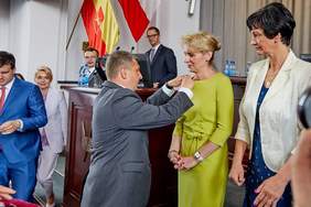 Pokaż zdjęcie: honorowe odznaczenie laureatów przez Przewodniczącego Rady Miejskiej