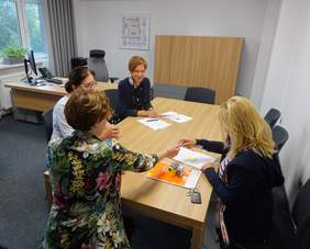 Pokaż zdjęcie: Podpisanie umowy na realizację pilotażowego programu PFRON „Rehabilitacja 25 plus” z Ośrodkiem Rewalidacyjno-Edukacyjno-Wychowawczym Zielona Wyspa w Miąskowie