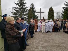 Pokaż zdjęcie: Spotkanie było również okazją do poświęcenia przez ks. Tadeusza Isakowicza-Zaleskiego nowego busa służącego do przewozu osób z niepełnosprawnościami