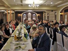 Pokaż zdjęcie: Zaproszeni goście przy stole