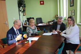 Pokaż zdjęcie: Romuald Murawski Wójt Gminy Konstantynów, Elżbieta Mikulska Skarbnik, Jerzy Dębski Dyrektor Oddziału Lubelskiego PFRON, Iwona Osmałek