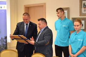 Pokaż zdjęcie: Wręczenie upominku dla starosty