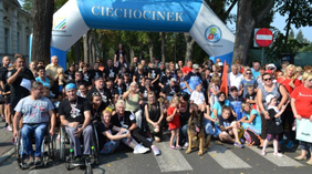 Pokaż zdjęcie: Uczestnicy i organizatorzy biegu z rodzinami i przyjaciółmi