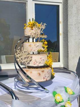 Pokaż zdjęcie: Tort trzy piętrowy 