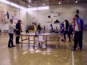 Pokaż zdjęcie: Pojedynek deblowy w kategorii opiekun i podopieczny 