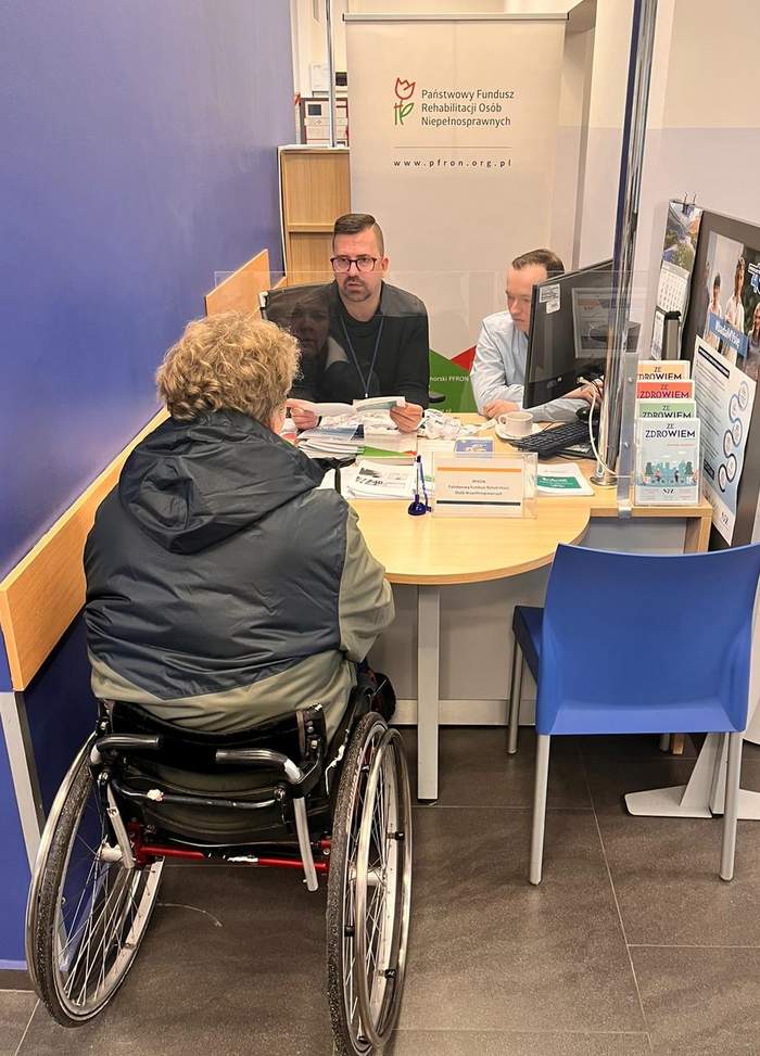 Pokaż zdjęcie: Konsultacje w punkcie informacyjnym