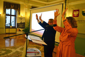 dwie osoby mężczyzna i kobieta machają rękami