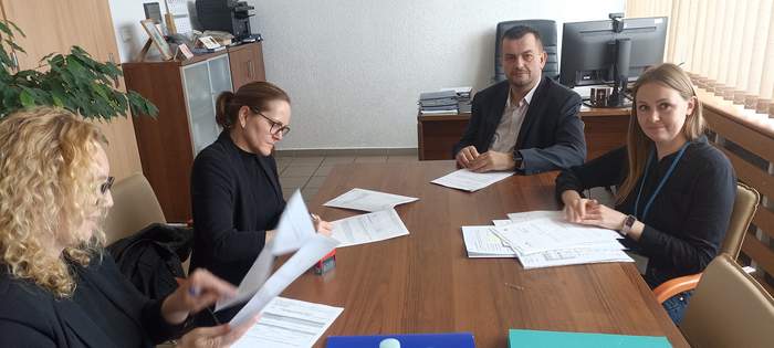 Pokaż zdjęcie: W pokoju Dyrektora Oddziału w siedzibie PFRON w Zielonej Górze przedstawicielki Stowarzyszenia podpisują umowę, przedstawiciele PFRON są obok