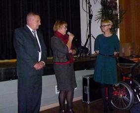 Pokaż zdjęcie: Marta Mordarska – dyrektor Małopolskiego Oddziału PFRON podczas otwarcia „Andrzejek u św. Mikołaja”