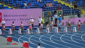 Pokaż zdjęcie: Dzieci na starcie podczas biegu na 100 m 