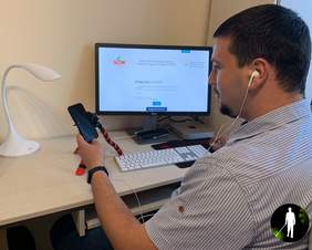 Pokaż zdjęcie: Pracownik socjalny udziela  porad z zakresu obsługi systemu SOW - porady w ramach kampanii "Widzialni (nie)widzialni"