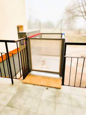 Pokaż zdjęcie: Podnośnik pionowy na wysokości parteru od strony balkonuonu.