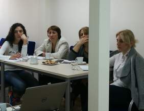 Pokaż zdjęcie: Pan Łukasz Żmuda – dyrektor Oddziału Opolskiego przedstawia gościom z Gruzji  misję, mechanizm działania i strukturę Państwowego Funduszu Rehabilitacji Osób Niepełnosprawnych