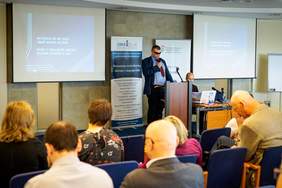 Pokaż zdjęcie: Prezentacja aplikacji dla osób niewidomych przez Pawła Płaczkiewicza 