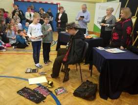 Pokaż zdjęcie: Uczniowie podczas podziękowań dla gości 