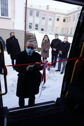 Pokaż zdjęcie: Dyrektor Andrzej Michalski przecina wstęgę w nowym busie