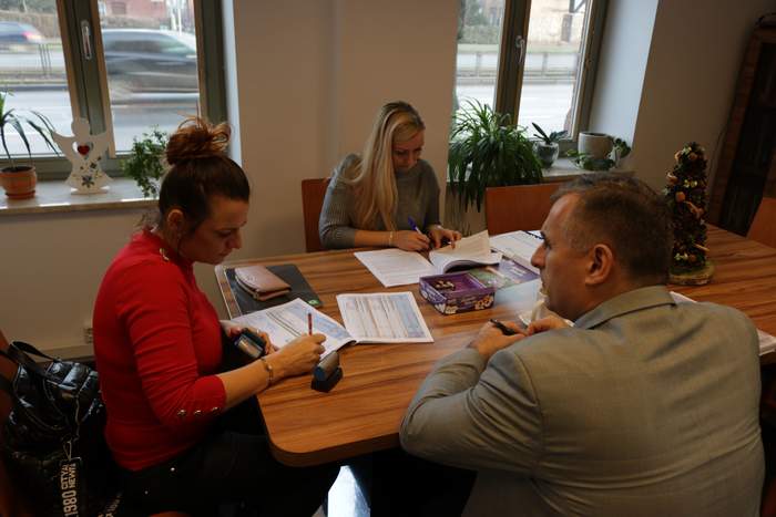 Pokaż zdjęcie: Umowę podpisuje Prezes Zarządu Fundacji PROGRESJA Anna Rozental (z lewej)