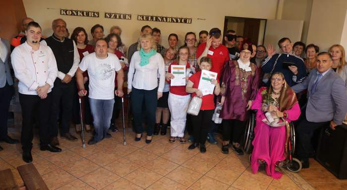 Pokaż zdjęcie: Uczstnicy konkursu wraz jury XVII Wojewódzkiego Konkursu Sztuki Kulinarnej 