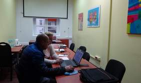 Pokaż zdjęcie: beneficjent korzystający ze wsparcia Funduszu z pracownikiem Oddziału Łódzkiego PFRON Ewą Kaczmarkiewicz udzielającą indywidualnych warsztatów SODiR