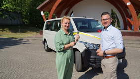 Pokaż zdjęcie: Uśmiechnięta kobieta wraz z mężczyzną na tle nowego pojazdu