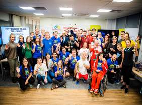 Pokaż zdjęcie: na zdjęciu grupa osób pozuje do zdjęcia, na szyi osoby mają zawieszone medale a zwyciężcy trzymają puchary 