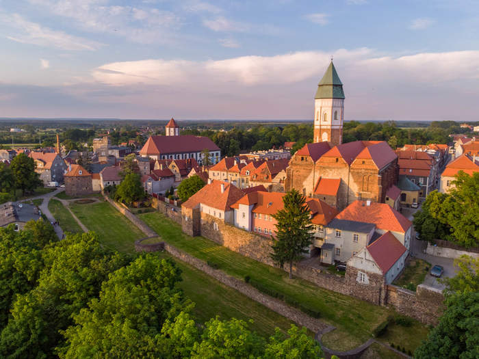 Pokaż zdjęcie: Widok z lotu ptaka na starówkę Kożuchowa - miasto tysiąca zabytków