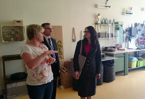 Pokaż zdjęcie: Prezes Dorota Habich podczas wizyty w opolskim WTZ