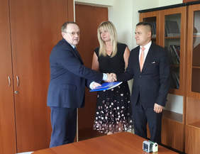 Pokaż zdjęcie: podpisanie umowy z powiatem skarżyskim 