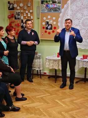 Pokaż zdjęcie: Adam Stromidło, Prezes Oddziału Małopolskiego PZG podczas wernisażu wystawy Koła Robótek Ręcznych "Szydełko"