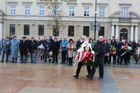 Pokaż zdjęcie: Złożenie wieńca przez Jerzego Dęskiego i Sławomira Drzewieckiego