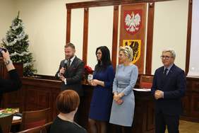 Pokaż zdjęcie: Pwoitanie gości przez wicemarszałka Ryszarda Świlskiego