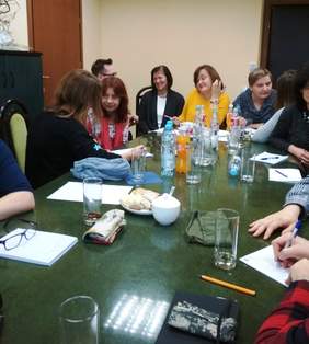 Pokaż zdjęcie: Grupa osób siedząca przy stole