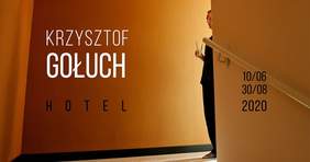 Pokaż zdjęcie: Na plakacie znajduje się napis Krzysztof Gołuch Hotel i data 10.06 do 30.08.2020 