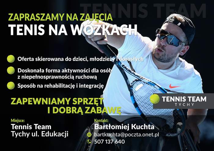 Pokaż zdjęcie: Plakat z napisem zapraszamy na zajęcia tenis na wózkach. Na czarnym tle postać mężczyzny w ciemnych okularach na wózku inwalidzkim, który trzyma w ręku rakietę tenisową i odbija piłkę.
