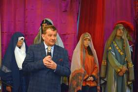 scena z misterium męki pańskiej, aktorzy w strojach adekwatnych do epoki