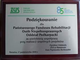 Okolicznościowy grawerton otrzymany przez Oddział Podkarpacki PFRON od Oddziału ZUS w Rzeszowie