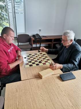 Pokaż zdjęcie: 2 mężczyzn gra w szachy